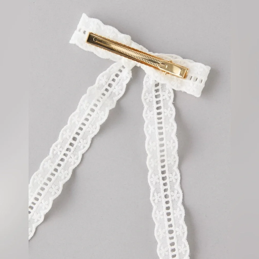 🆕 White Eyelet Embroidered Hair Bow